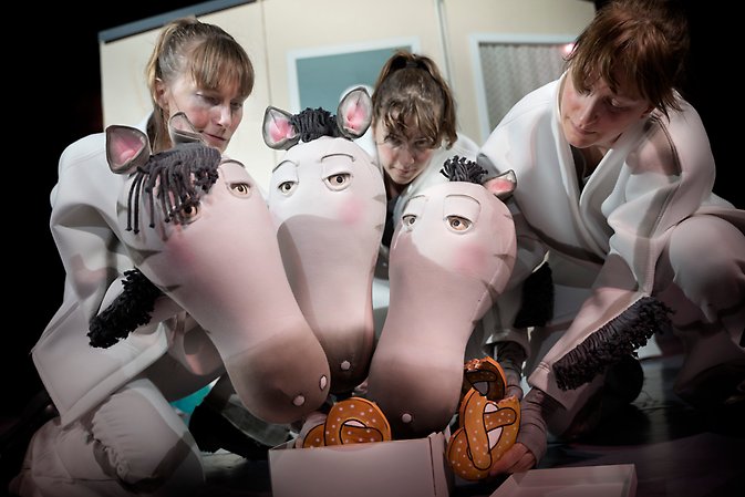 två personer som tittar på en datorskärm (AI-genererad)